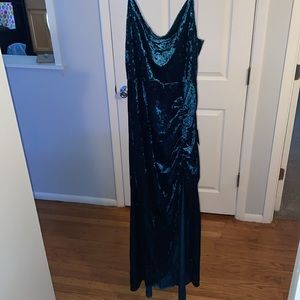 ‼️NWT Lulu’s Green Velvet Maxi Dress